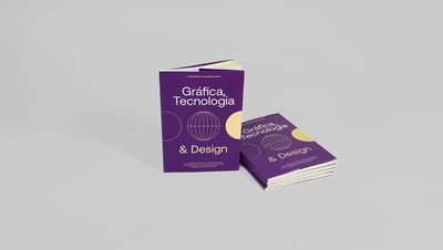 Livreto personalizado com capa roxa e design gráfico moderno com tipografia “Gráfica, Tecnologia & Design”, exibido em duas posições — um exemplar em pé e outro empilhado — sobre fundo neutro para destacar o material editorial impresso.
