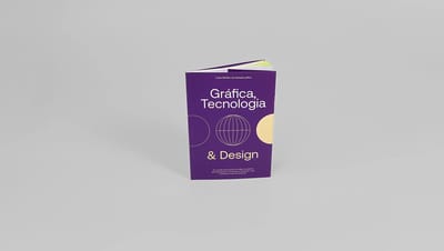 Livreto personalizado com capa roxa sobre gráfica, tecnologia e design.