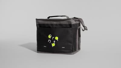 Bolsa térmica preta em fundo cinza