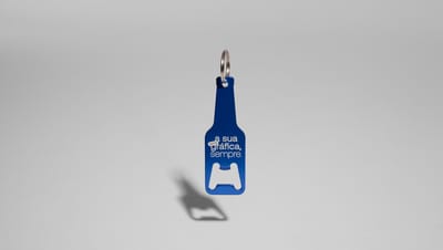 Chaveiro alumínio abridor garrafa na cor azul metálico, suspenso com fundo neutro, personalizado com a frase "a sua gráfica, sempre"