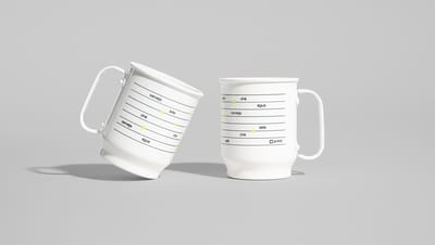 Duas canecas de alumínio branca, uma inclinada e outra reta, em fundo liso e branco, com estampa de linhas e nomes de bebidas