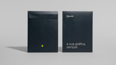 Imagem com envelope de segurança papel mostrando a parte da frente e a parte de trás, ambos os lados da cor preta