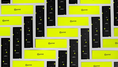 Mosaico de marca-páginas personalizados em cores vibrantes preto e verde neon com frases institucionais.