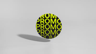 Móbile promocional redondo com estampa repetida da palavra 'PROMO' em verde neon e  sobre fundo neutro