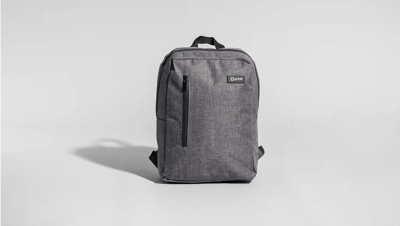 Mochila para notebook personalizada da Printi em tecido cinza com bolso frontal com zíper e design moderno