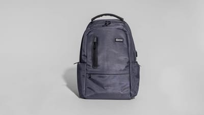 Mochila para notebook personalizada da Printi em tecido cinza escuro, com compartimentos frontais com zíper e design moderno