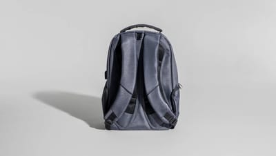 Parte traseira de mochila para notebook personalizada da Printi em tecido cinza, com alças acolchoadas ajustáveis e painel traseiro ergonômico
