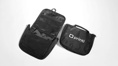 Necessaire personalizada Willis na cor preta com logo da Printi.