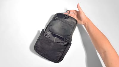 Pessoa segurando necessaire personalizada Willis aberta.