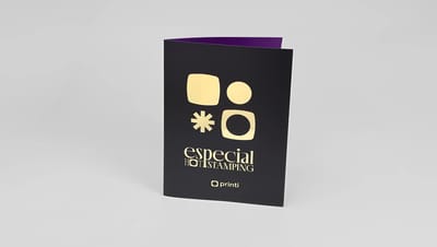 Pasta personalizada preta com acabamento em hot stamping dourado e design institucional sofisticado.