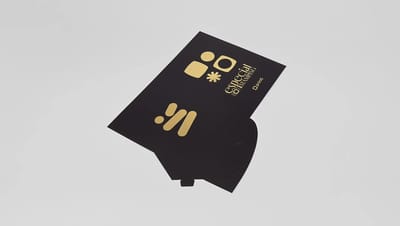 Pasta personalizada preta com acabamento em hot stamping dourado, ideal para apresentação de documentos, materiais institucionais e kits corporativos.