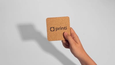 Pessoa segurando porta copo em cortiça da Printi