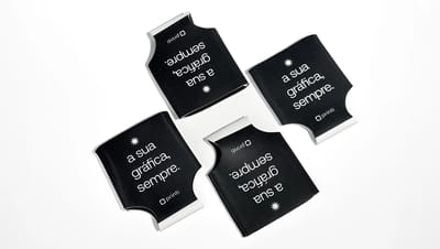 Porta-lata personalizado preto com logo da Printi, acessório promocional ideal para eventos, brindes corporativos e ações de marketing.