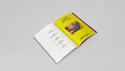 Revista personalizada aberta exibindo índice com tópicos de design, tecnologia e fotografia em layout moderno.