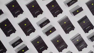 Vários rótulos de Bis personalizados com design minimalista preto, detalhes em amarelo neon e a mensagem "feliz páscoa"