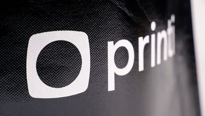 Sacola aproximada da câmera na cor preta com logo da Printi