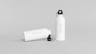 Squeeze de alumínio personalizado branco com logotipo Printi e tampa com mosquetão, ideal para brindes corporativos, eventos, academias e campanhas promocionais.