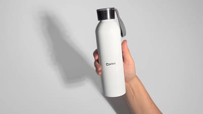 Pessoa segurando Squeeze Alumínio Rio personalizado na cor branco e preto.