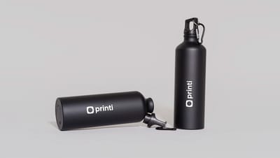 Dois squeezes de metal premium pretos personalizados com logotipo branco em layout minimalista.