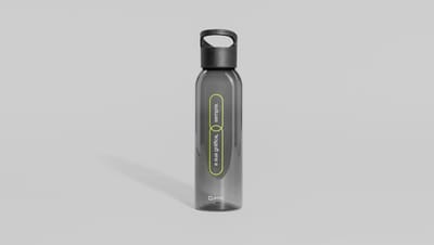 Squeeze plástico personalizado na cor fumê translúcida com tampa preta e alça integrada para transporte, exibindo a frase “a sua gráfica, sempre.” em destaque vertical no corpo da garrafa e o logo da Printi na base