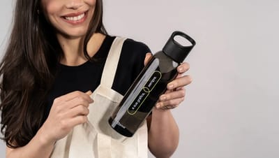 Squeeze de plástico fumê personalizado com acabamento translúcido escuro, fundo branco