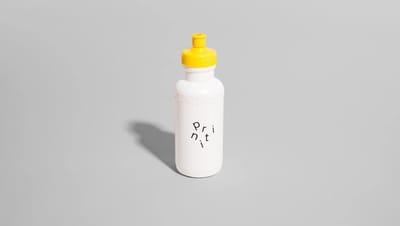 Squeeze de plástico personalizado translúcido, tampa rosqueável, em fundo branco e iluminação uniforme