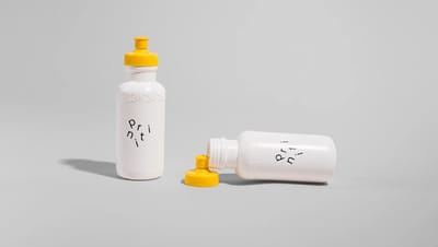 Squeeze plástico personalizado leve, cor sólida, fundo branco e iluminação uniforme