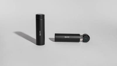 Squeeze térmico personalizado preto da Printi exibido em duas posições sobre fundo neutro, um em pé e outro deitado com tampa digital mostrando temperatura