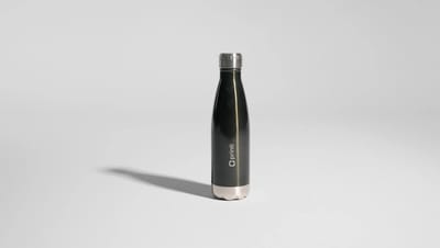Squeeze térmico personalizado da Printi em aço inox com acabamento preto fosco e tampa metálica, exibido sobre fundo neutro