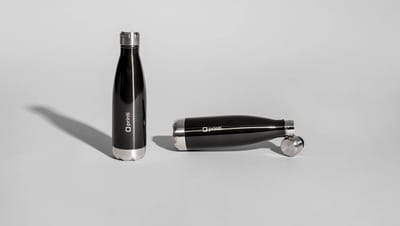 Squeeze térmico personalizado metálico, acabamento brilhante, em fundo branco com enquadramento central
