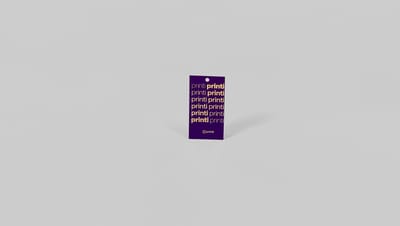 Tag de papel personalizada na cor roxa com logotipo em dourado e acabamento premium.