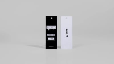 Tag para roupas personalizada da Printi em papel cartão preto e branco, com furo para fixação, contendo informações de tamanho, código de barras e preço, utilizada para identificação de peças em lojas de moda, marcas de vestuário e e-commerce.