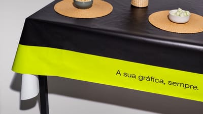 Toalha de mesa estampada com faixa preta e amarela personalizada, utilizada em mesa posta com jogos americanos rústicos e bowls 