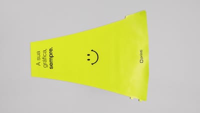 Totem banana deitado com smile na cor verde-limão com fundo cinza
