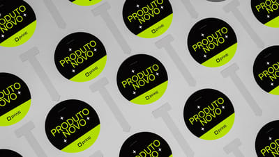 Wobbler promocional redondo com destaque “Produto Novo” para comunicação em ponto de venda.