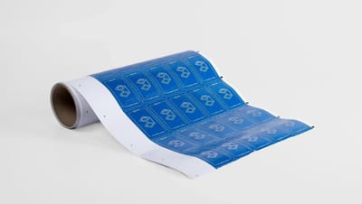 Rolo de adesivos personalizados impressos em folha, ideal para rotulagem e identificação de produtos.
