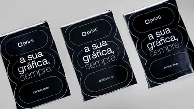 Adesivo de parede personalizado com impressão em grande formato, ideal para decoração de ambientes, comunicação visual e branding.