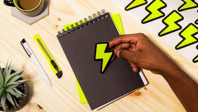 Adesivos personalizados em verniz