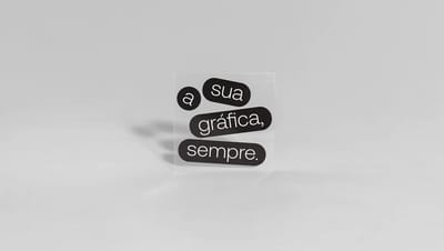 Adesivos personalizados em verniz