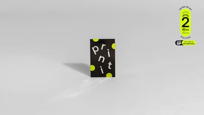 Adesivo retangular personalizado preto com logotipo da Printi e selo de entrega rápida em até 2 dias úteis para São Paulo.