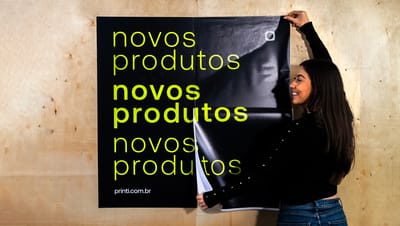Mulher colocando adesivos grandes personalizados em parede.