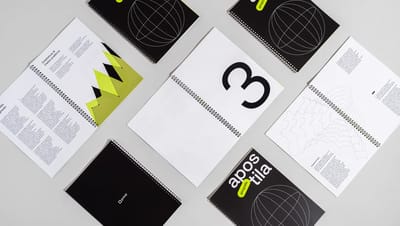 Mosaico de apostilas personalizadas com capa impressa em preto e branco e detalhes em verde neon.
