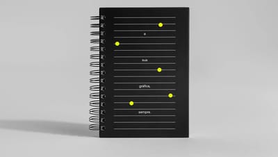 Close-up da capa de agenda permanente personalizada com design geométrico moderno em amarelo, preto e branco, destacando a qualidade da impressão e o acabamento premium da Printi.