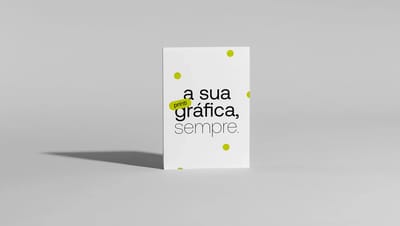 Bloco de Notas com Capa Blocado em pé contra um fundo cinza neutro, destacando o acabamento da capa e a frase "a sua gráfica, sempre".