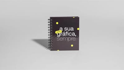 Caderno pequeno personalizado com a frase "a sua gráfica, sempre" estampada, enfatizando a nitidez da impressão e a durabilidade da capa dura para uso diário e corporativo.