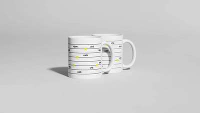 Par de canecas personalizadas de cerâmica branca com impressão de alta qualidade, exibindo design minimalista com indicadores de café, chá e água.