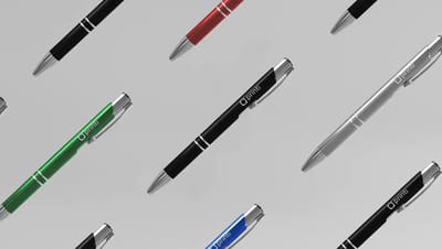 Modelos da Caneta Metal Classic personalizada em padrão repetido na diagonal. Inclui canetas nas cores preta, verde, azul, vermelha e prata, com o logotipo da Printi gravado no corpo de metal.