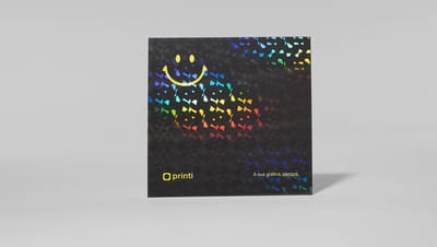 Cartão de agradecimento personalizado da Printi, exibindo design minimalista em preto detalhes coloridos.