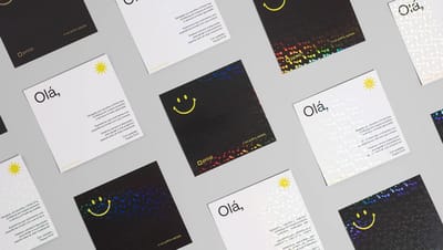 Composição de cartões de agradecimento personalizados da Printi com diferentes layouts e cores vibrantes, destacando a alta qualidade do papel e a nitidez da impressão para branding de marcas.