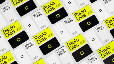 Amostras de cartões de visita profissionais em amarelo neon, preto e branco com logotipo da Printi, demonstrando qualidade de impressão gráfica.